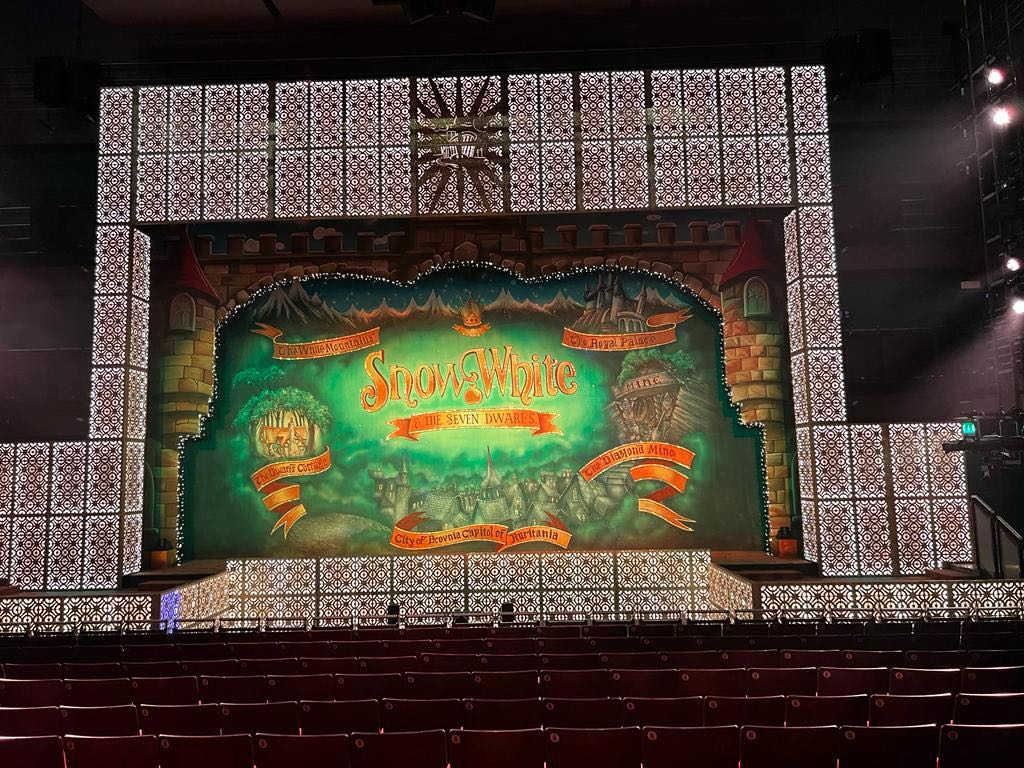 Snow White Show Cloth