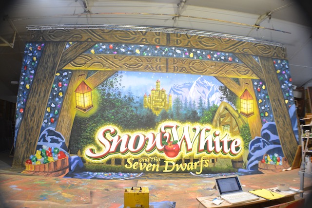 Snow White Show Cloth